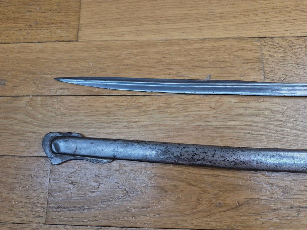Beau sabre allemand KOD 89 d&rsquo;officier de cavalerie – Garde Stern de la Garde prussienne en oreillon pour un officier subalterne de la Garde – Très bonne lame courbe à « langue de carpe » – Dragonne de tenue de sortie pour officier subalterne de cavalerie légère – Vers 1900 – TBE global, image 21 sur 25