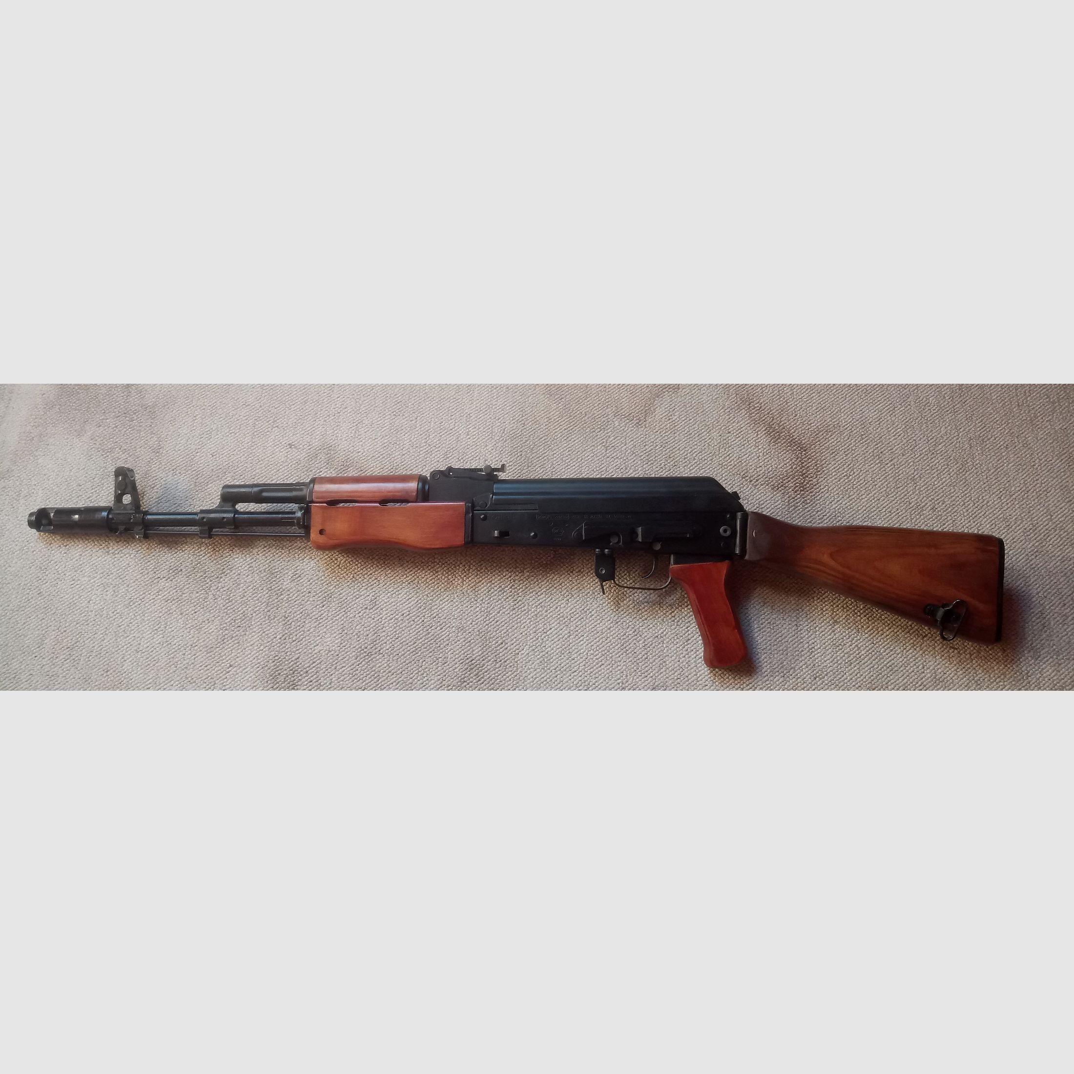 Madera de AK ruso con adaptador para rifle de CO2 Yunker en aspecto de culata fija AK74