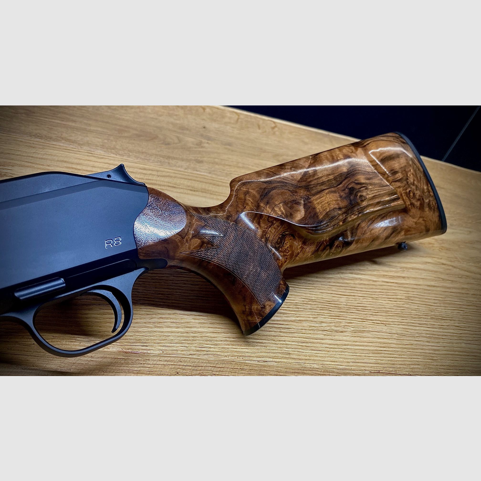 Blaser R8 Holzklasse 7 / Stahlkugel graviert mit Fischhaut / Kaliber und Lauflänge nach Wahl