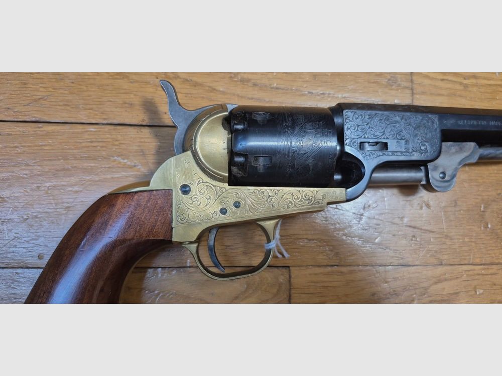 Schöner Schwarzpulverrevolver Colt 1851 von Pietta — Modell „Navy Yank“ — Kal. 36 — Luxusversion — Gehäuse und Lauf graviert — 100% schwarze Brünierung — Perfekte Mechanik — Waffe gestempelt BF (1995) — Ausgezeichneter Zustand — TBE+, Bild 20 von 23