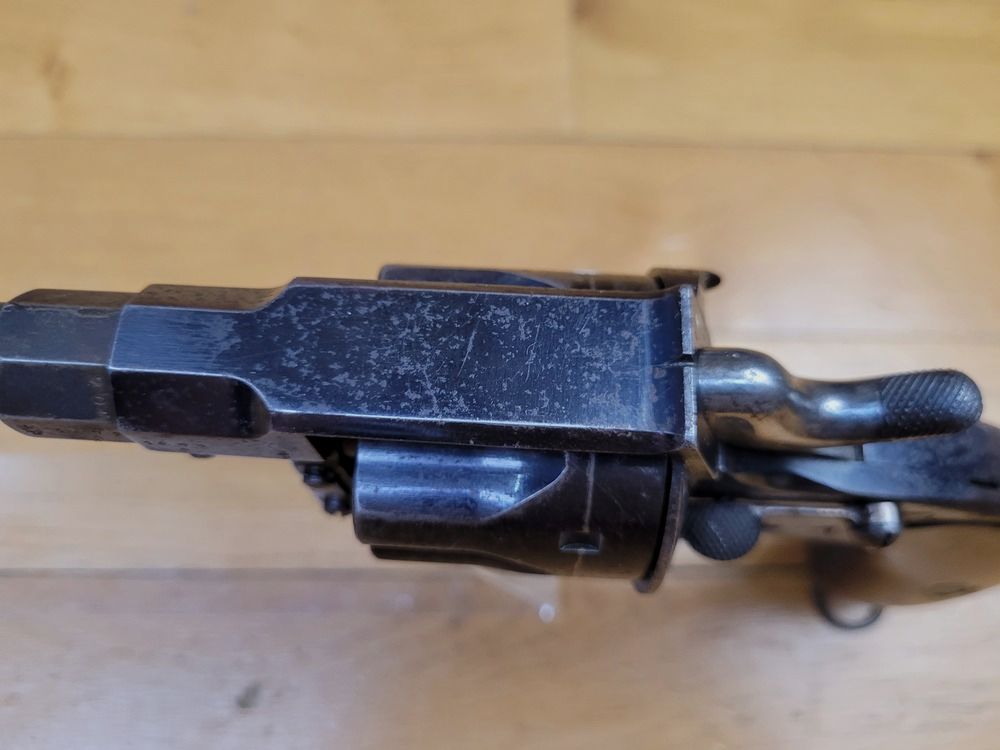 Sehr schöner Reichsrevolver 1883 – Kal. 10,4 original – Herstellung Erfurt von 1893 – Schöne reguläre Stempel – 80% seiner ursprünglichen glänzenden Brünierung – Wunderschöner Lauf und Kammern – Waffe mit einer Matrikelnummer – Seltenes originales Schneider Briegl-Futteral – TBE+, Bild 15 von 27