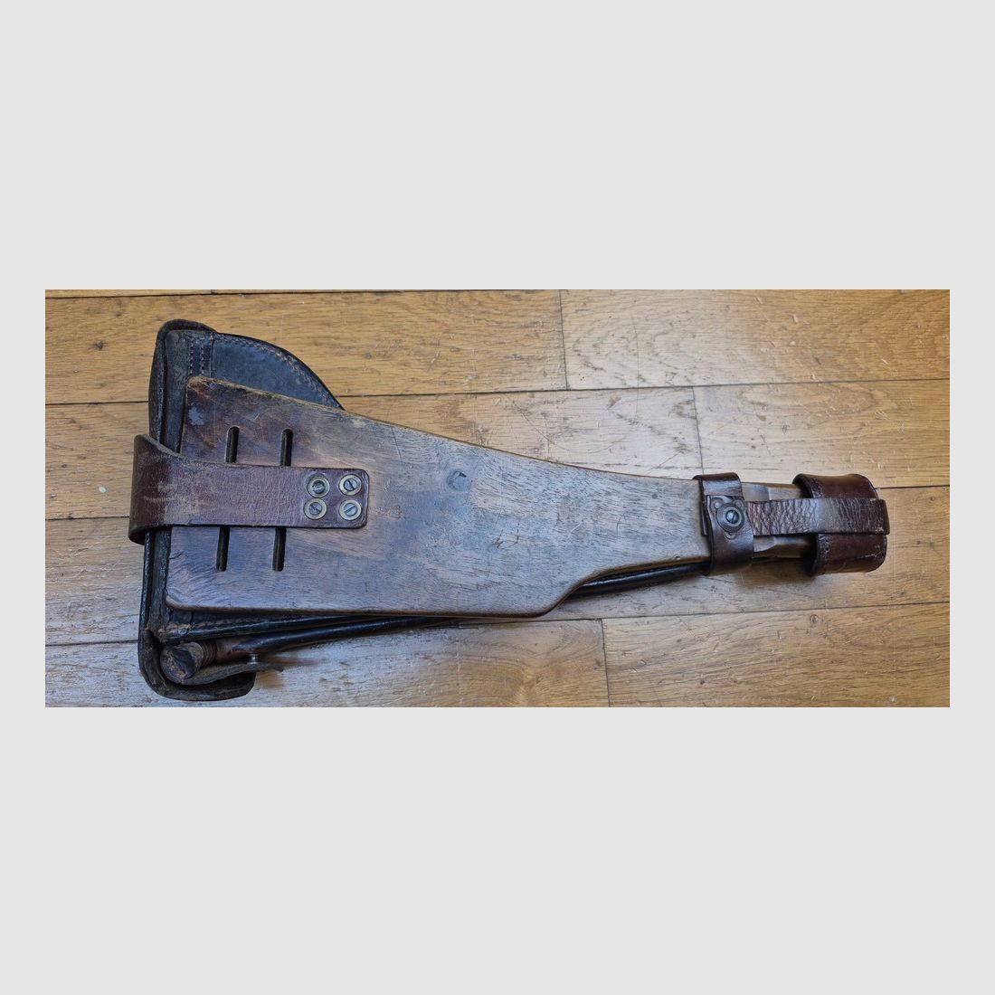 Très belle crosse pour pistolet Luger P08 long dit « d&rsquo;artillerie » – Exemplaire doté de tous ses cuirs d&rsquo;attache bien souples et solides – Beaux poinçon et marquage d&rsquo;origine – Fabrication DMW – Très rare surtout avec ses cuirs – Excellent état – TBE++, image 1 sur 19