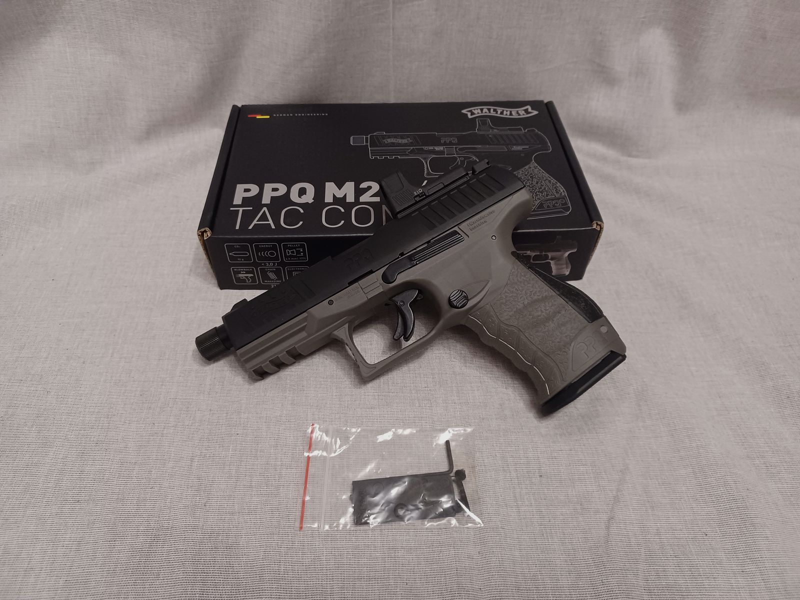 Walther Q4 Tac / 4,5 mm Diabolo / BlowBack / CO2 / Pistole / OVP (65)