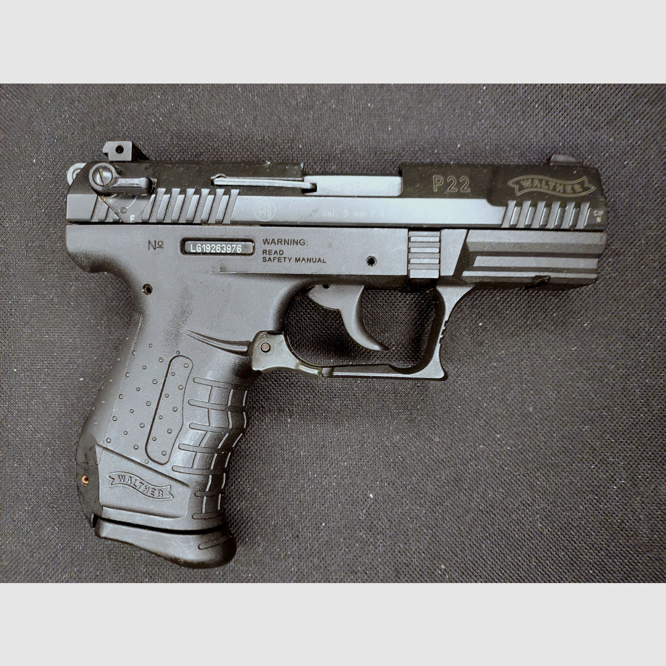 Pistolet d'alarme Walther P22 9 mm P.A.K. PTB 778 noir P 22 avec holster