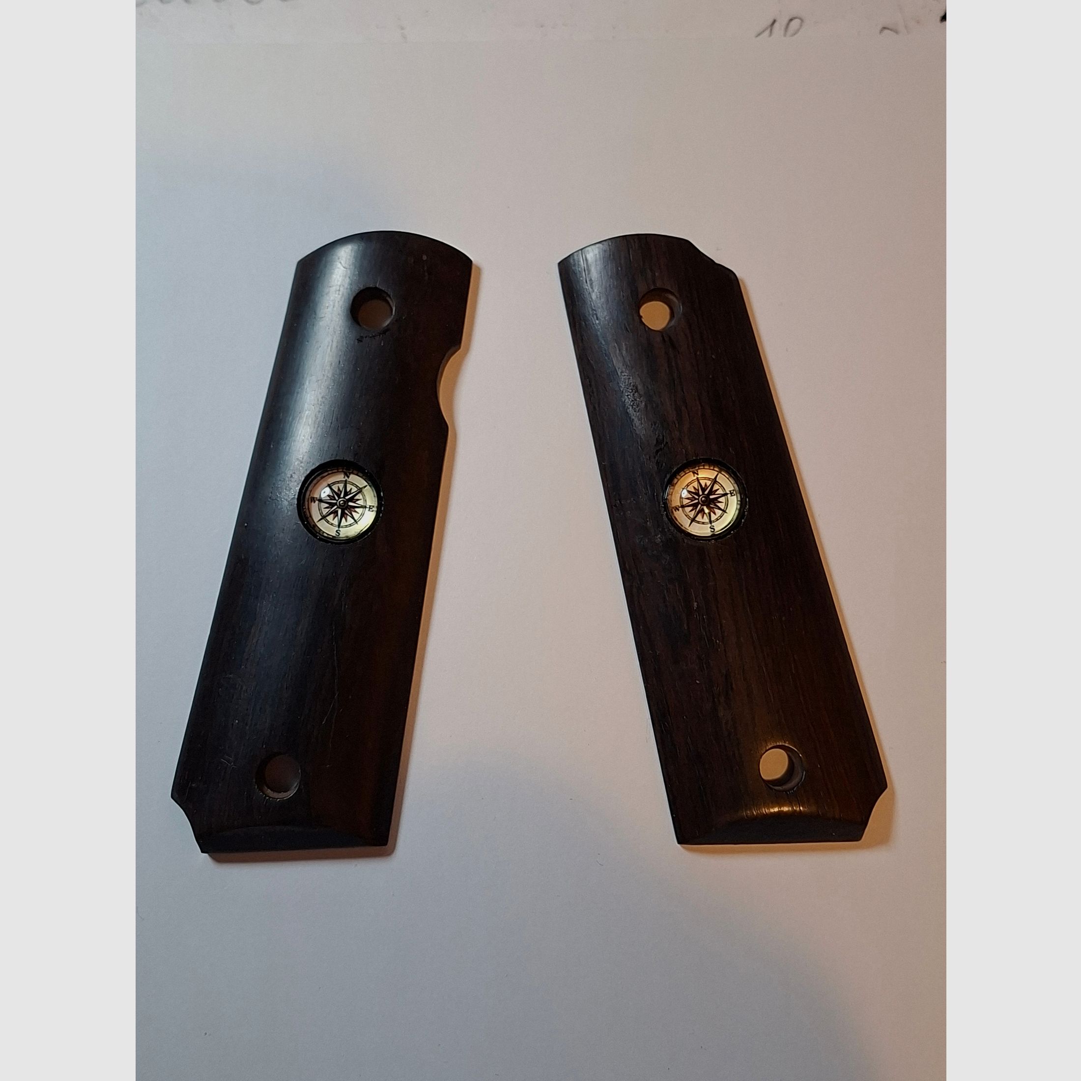 Griffschalen der Cold 1911, siehe Bild.