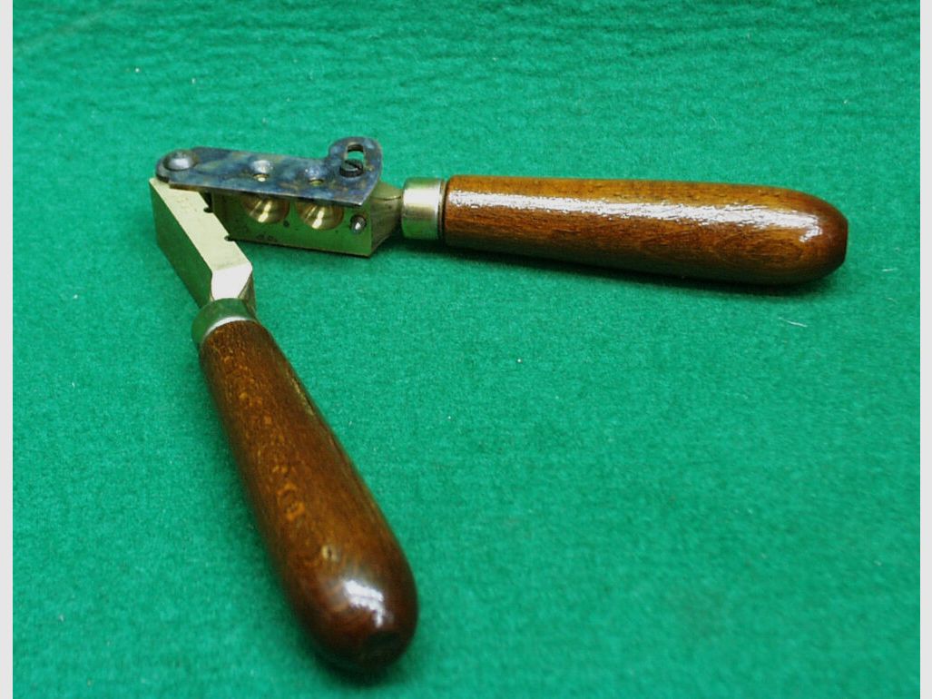 Casting mold with handle for Kentucky caliber .44 RK