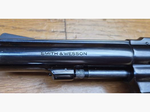 Très beau revolver Smith&Wesson modèle 10-6 – Direct descendant du Hand Ejector Military & Police de 1899 – Variante à canon lourd du modèle 10-5 – Arme de 1978 – Arme de police et de tir devenue légendaire et une des stars de la maison de Spingfield – Très beau bronzage à 97% – Mécanique au top – Canon neuf – Excellente arme de stand avec un passé glorieux – TBE+/TBE++