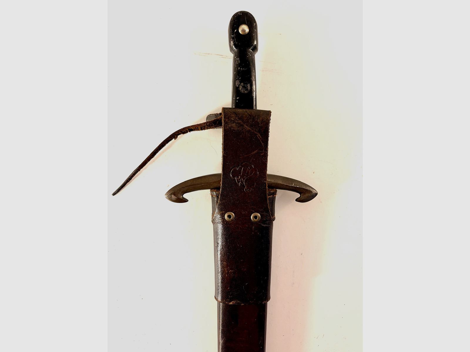 Set de armas y cubiertos medievales – espada de una mano, cubiertos y cuchillo vikingo