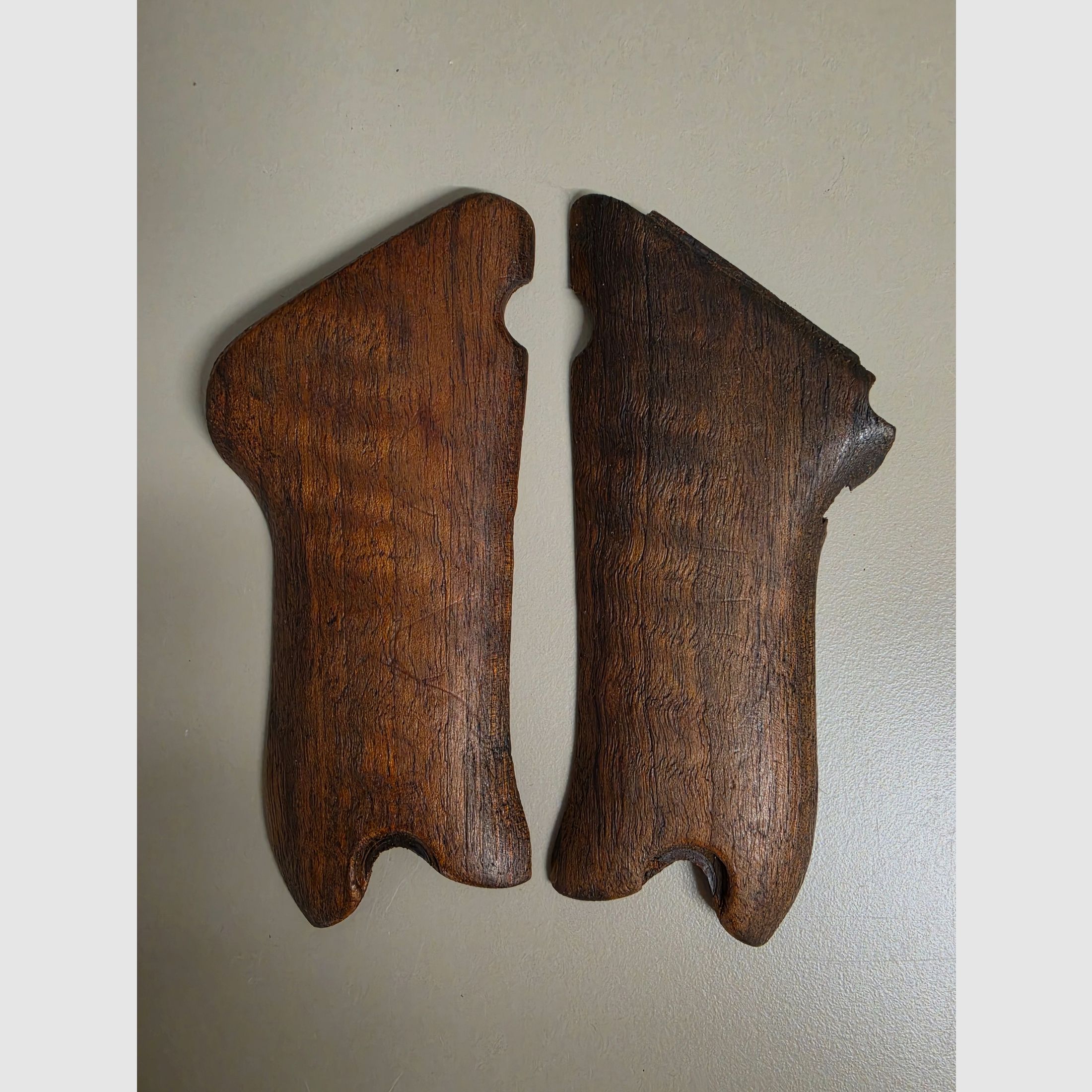 Houten handgreepplaten voor pistool – vergelijkbaar met P08 – onbekend model, afbeelding 1 van 3