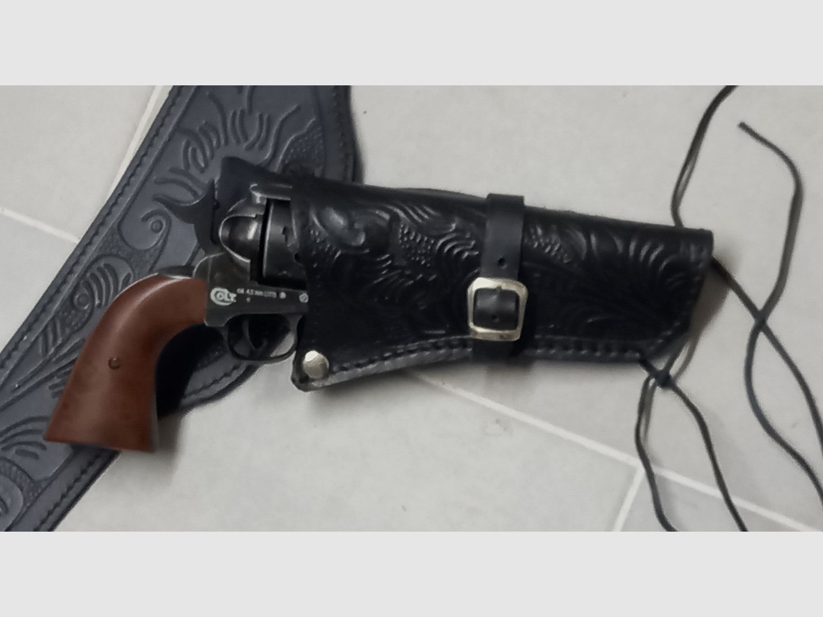 Sehr schöner langer Leder Westerngürtel mit Halfter 