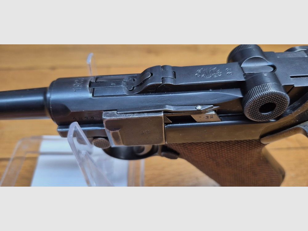 Bardzo rzadki i piękny pistolet Luger P08 Policji – Okres Weimaru – Specjalna produkcja DMW z lat 1920-1921 Policja/Armia – Jeden z 45 000 nowych produktów zwanych „Alphabet DWM” – Rzadkie zabezpieczenie spustu „Schywie” po 1933 roku – Całkowicie monomatyczny z wyjątkiem magazynka – Bardzo ładna mechanika i estetyka – Bardzo dobry luf – Rzadki stan i wielka rzadkość – TBE+/TBE++, zdjęcie 15 z 24