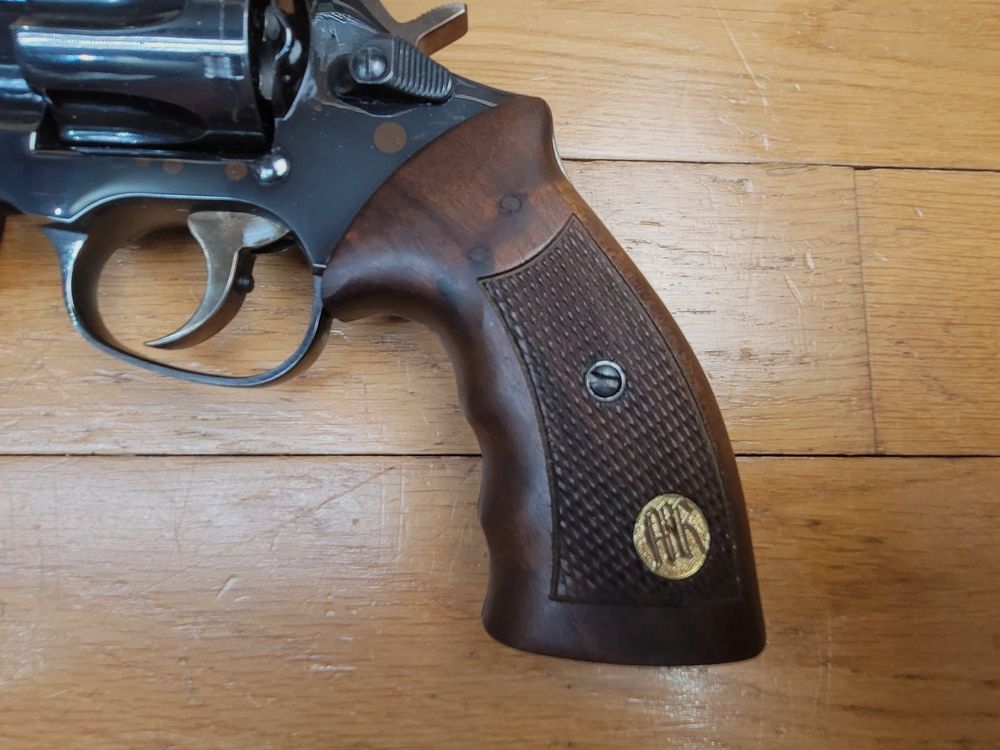 Außergewöhnliches Originalset Revolver Manurhin MR73 – Modell Gendarmerie in 4 Zoll – Kal. 357 Mag – Mit seinem seltenen 6-Schuss-Zylinder in 9 Para – In seiner Originalbox mit Zubehör, Handbuch und Originaldokumenten – Sehr seltenes Set auf dem Markt und in einem traumhaften Zustand!, Bild 3 von 26