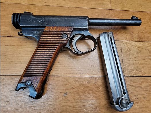 Außergewöhnliche und sehr seltene japanische Pistole Nambu Typ 14 – Japanische Dienstwaffe – Originalkaliber 8mm Nambu – Arsenal Nagoya unter Aufsicht von Kokubunji – Waffe aus April 1940 – Schöne monomatrikulierter Waffe außer Magazin – TBE und sehr selten