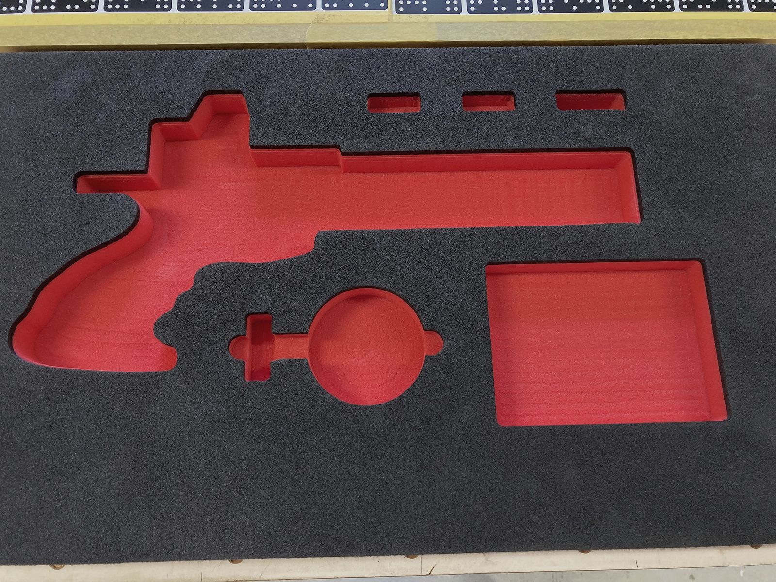 CNC-gefräste Koffereinlagen aus festem Schaumstoff