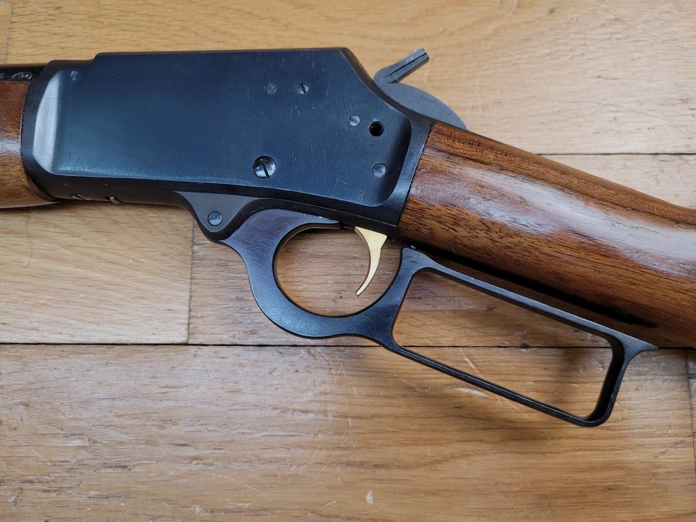 Schöne und handliche Unterhebelrepetierbüchse Marlin Modell 1894 – Waffe von 1971 – Kal. .44 mag – 10+1 Schuss – Sehr schöner Schaft aus Nussbaum mit selbstgemachter, stoßdämpfender Schulterplatte – Ultra flüssige Mechanik – Wunderschöner 47 cm Lauf – Eine universelle Schusswaffe in TBE++, Bild 5 von 27