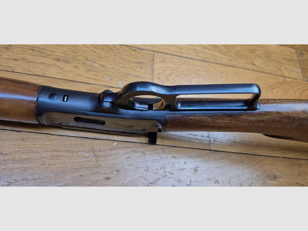 Schöne Unterhebelrepetierbüchse Marlin Modell 1894 – Waffe von 1971 – Kal. .44Mag – In 10+1 Schuss – Gutes Holz aus amerikanischem Nussbaum mit selbstgemachter Schulterstütze – Ultra flüssige Mechanik – Wunderschöner Lauf von 51 cm – Eine universelle Schusswaffe in BE+/TBE, Bild 10 von 30