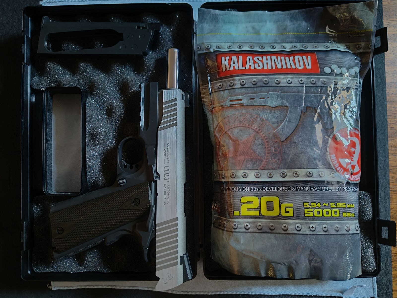 Cybergun COLT 1911 RAIL GUN Dual Tone Silver Vollmetall CO2 Blow Back incl. maletín y munición NUEVO