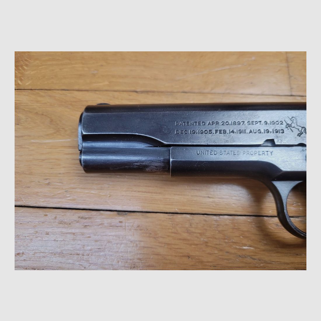 Seltener Colt 1911 Pistol (nicht 1911 A1!) – Der ursprüngliche Mythos! – Militärwaffe von 1918 – Original Kal. 45 ACP – Sehr schöne Originalbrünierung – Lauf in sehr gutem Zustand – Mechanik einwandfrei – Griffschalen, Schrauben, Magazin original und in TBE – Er sieht überhaupt nicht aus wie ….106 Jahre! Sehr guter Zustand!, Bild 20 von 20