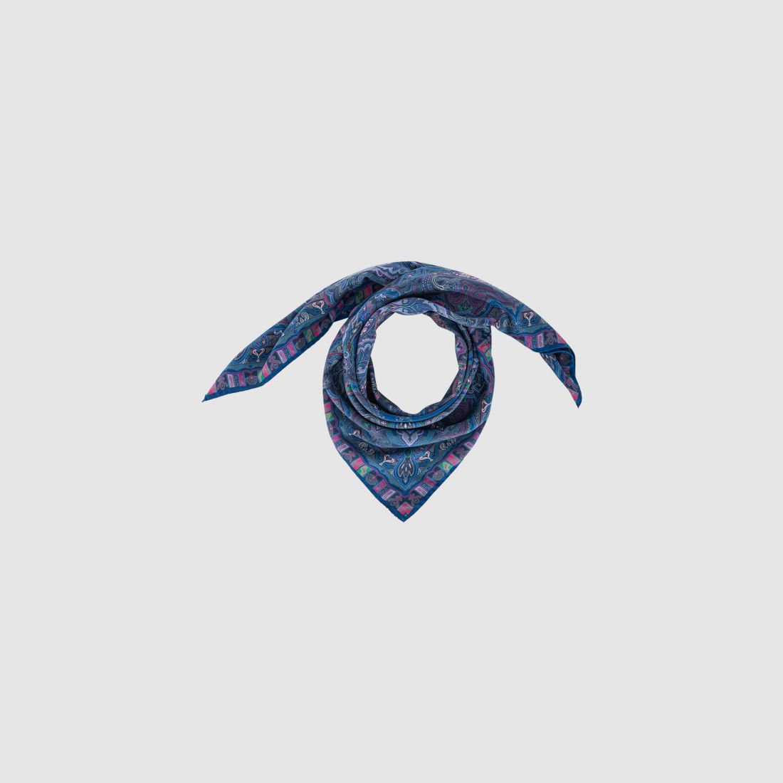 Écharpe en pure soie twill roulée avec finition sandwashed – Finition Schéma de couleurs classique dans différentes nuances de bleu, image 1 sur 3