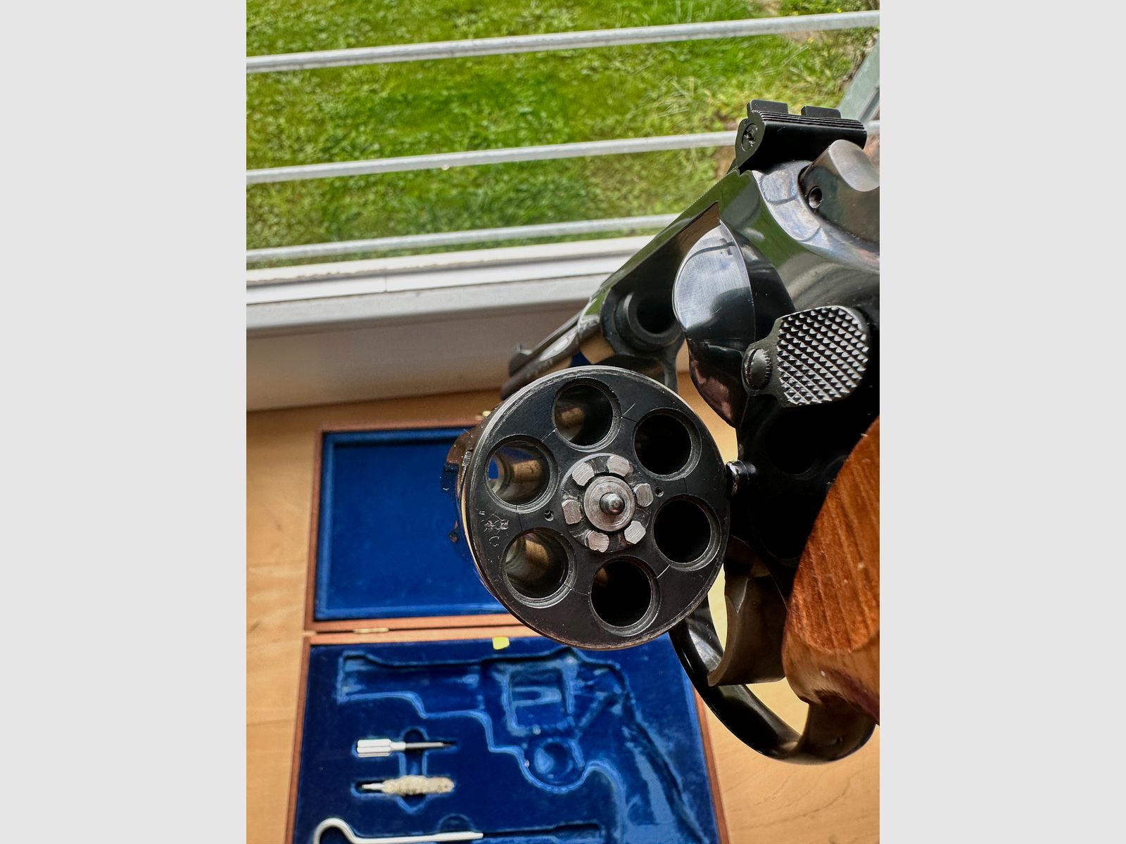 Smith & Wesson modèle 27-2 avec canon encastré et barillet rétracté