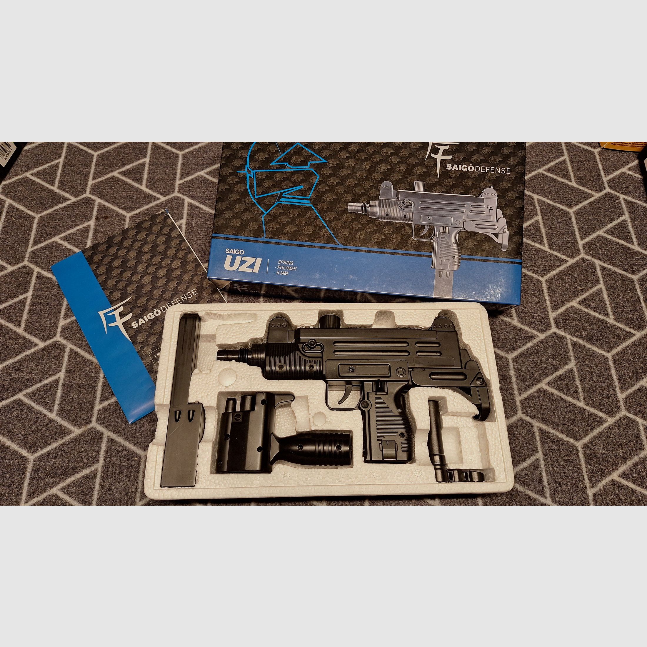 UZI Springer Airsoft 6mm NEU!