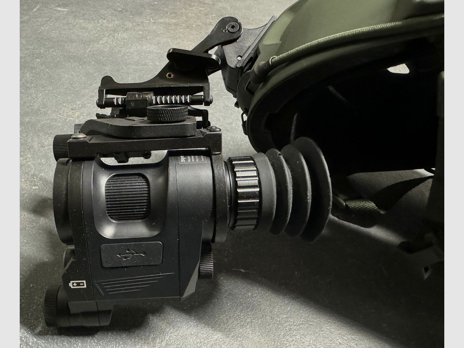 Nachtsichtgerät Waffen- und Helmmontage Sytong HT 66 German Ed. mit IR Strahler und Helmadapter