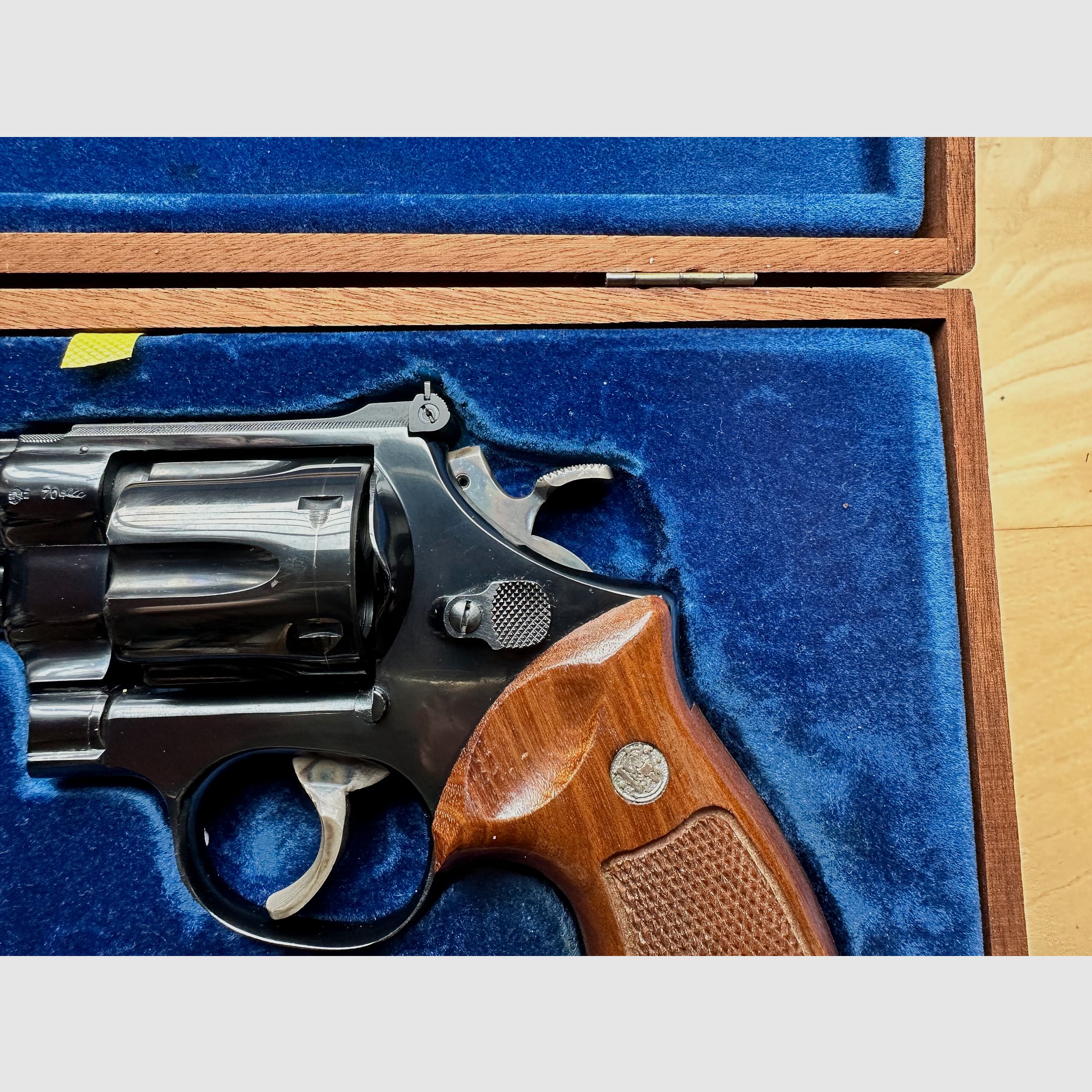 Smith & Wesson modèle 27-2 avec canon encastré et barillet rétracté