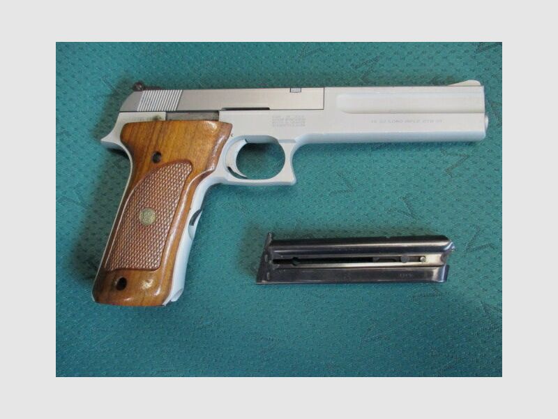 Pistola Smith & Wesson 622 con caricatore di riserva 622