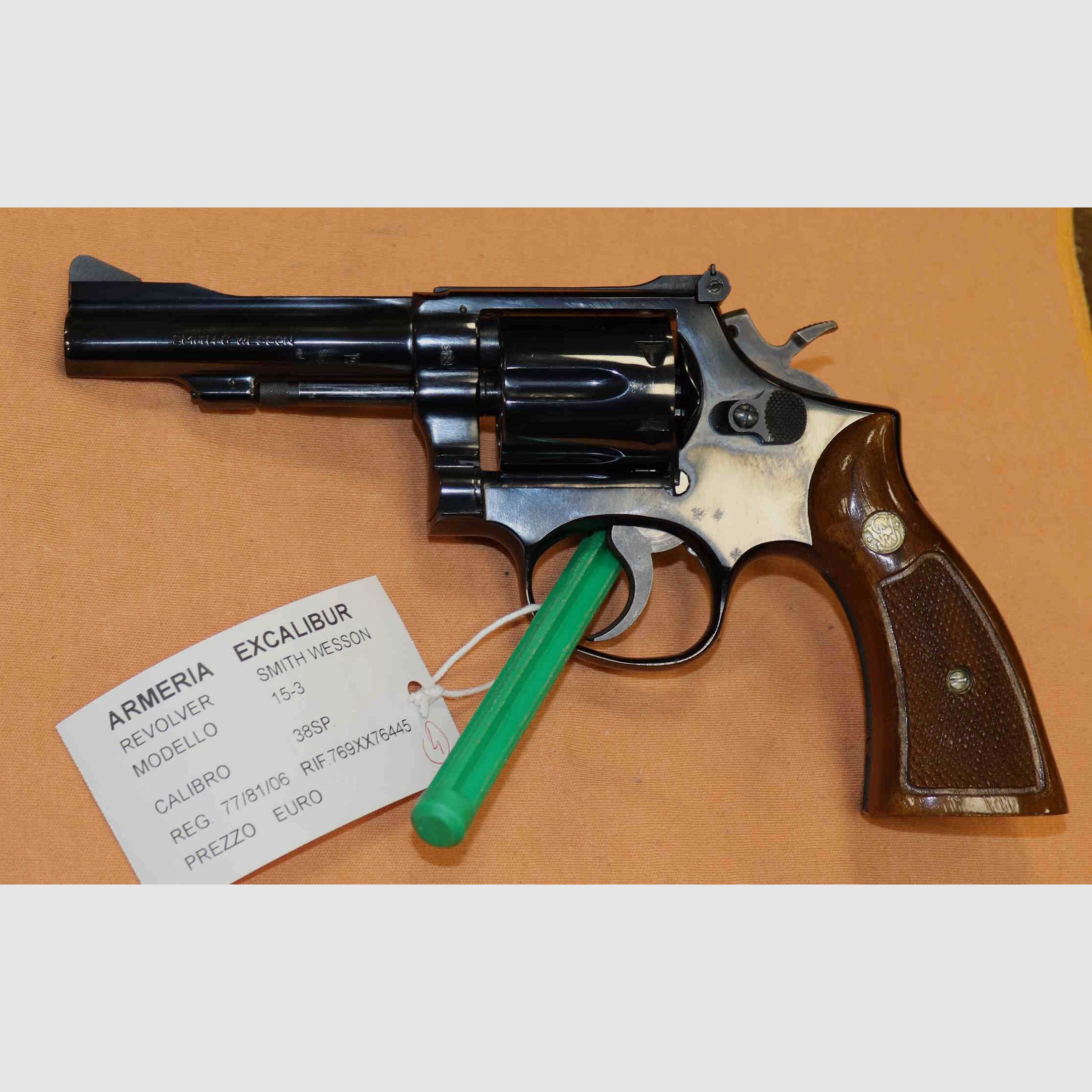 Revolver Smith & Wesson Modello 15-2 Calibro 38 SP, immagine 4 di 6