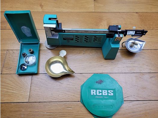 Balance de précision RCBS – 100/ième de grain – Jeu de poids + Ordonnateur d&rsquo;amorces – TBE