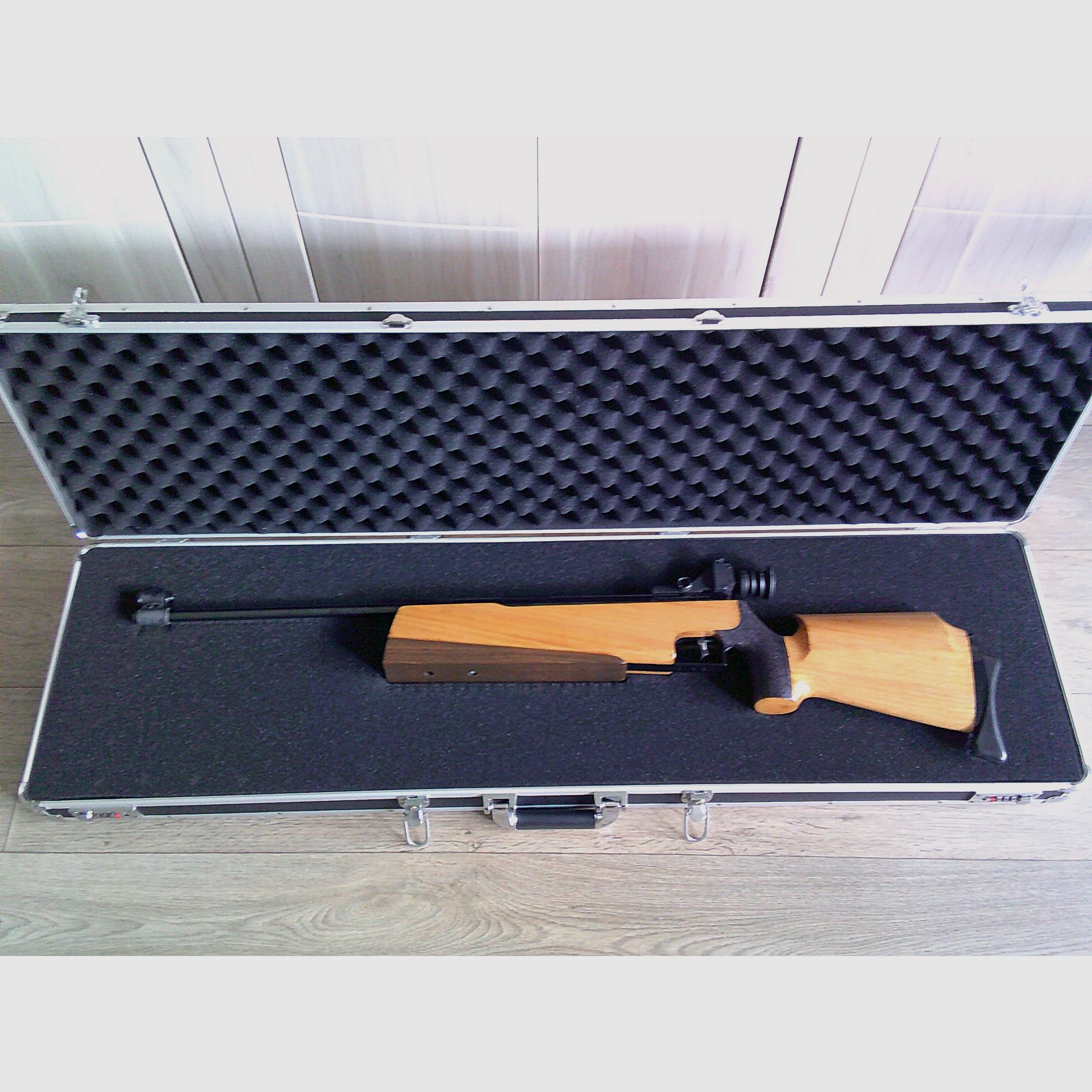 Feinwerkbau 300s Junior TOP Match rifle de aire con cuña de apoyo y maletín de rifle