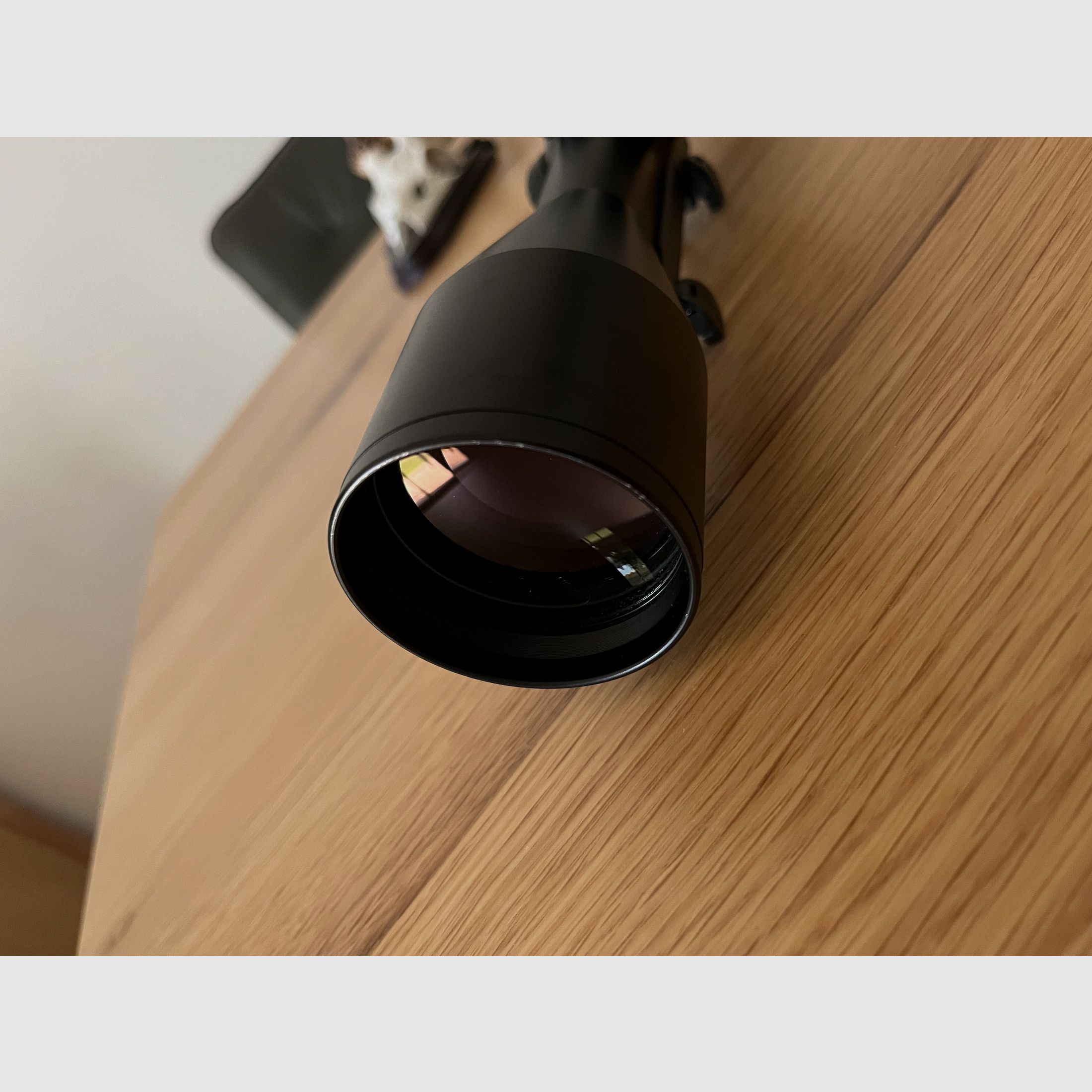 ZEISS Diavari VM 3-12x56 T z podświetlanym krzyżem na montażu siodłowym Blaser