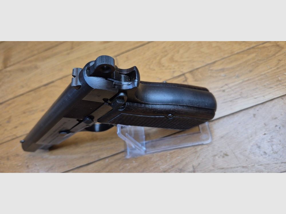 Schöner Browning GP 35 oder P640(b) / P35(b) – 9 para – Neueste Fertigung aus dem Sommer 1944 – Feste Visierung – Magazin gleicher Fertigung – Frost und Jahnel Holster aus Breslau von 1941 und 2. modernes Magazin – Guter Lauf, schöne Markierungen und einwandfreie Mechanik – Sehr schönes Exemplar in TBE / TBE+, Bild 14 von 28