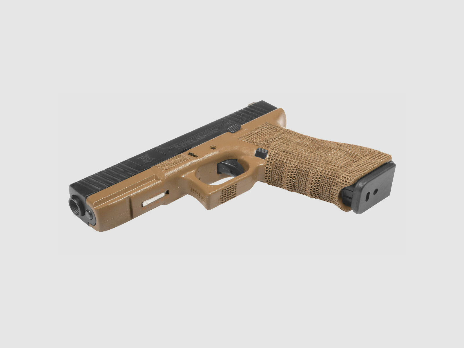 P04 GBB Airsoft Pistole in Tan | Delta Armory