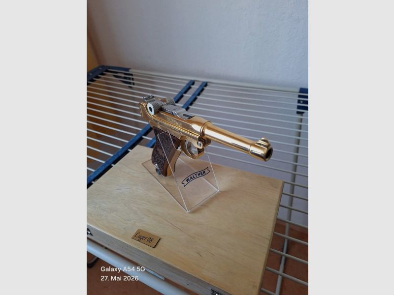P 08 kal 9mm PAK verguld, in houten kist, ongebruikt