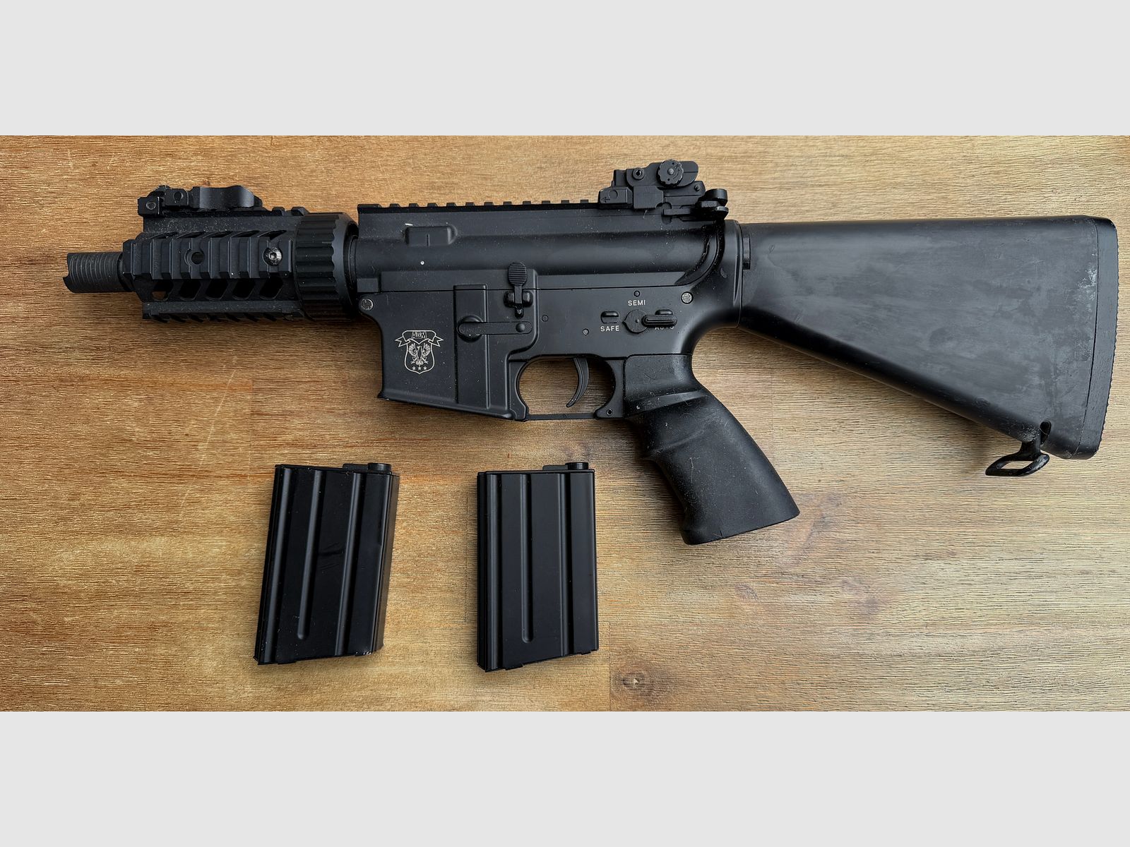 Verschiedene Softair-Waffen und Zubehör (Zielfernrohr, Magazine, Schalldämpfer, etc)