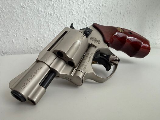 Smith & Wesson Chiefs Special Combat Cal. 9mm R.K con impugnatura in legno