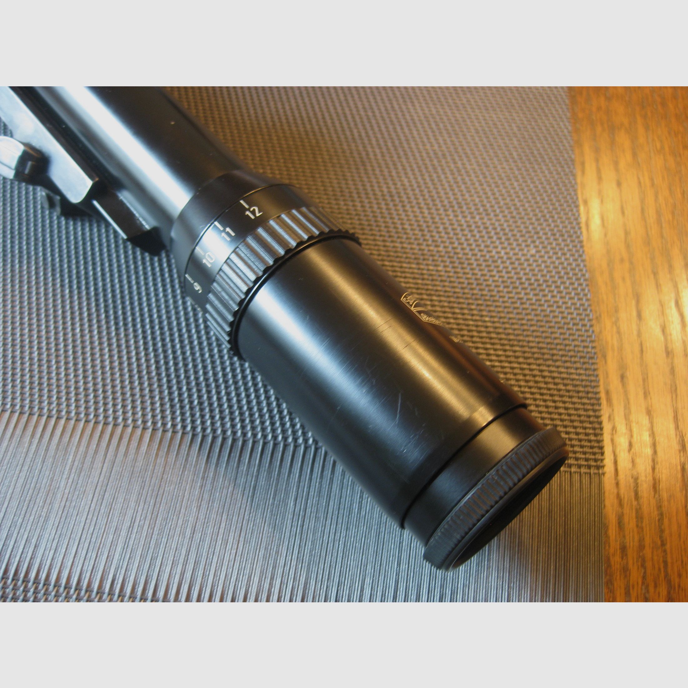 Gebrauchter KLASSIKER. Das Schmidt&Bender 3-12x50 mit Absehen-1 (ähnlich ZEISS-Diavari Absehen) inkl. älterer Blaser-Sattelmontage! Kein Swarovski-LEICA-Kahles-Nickel