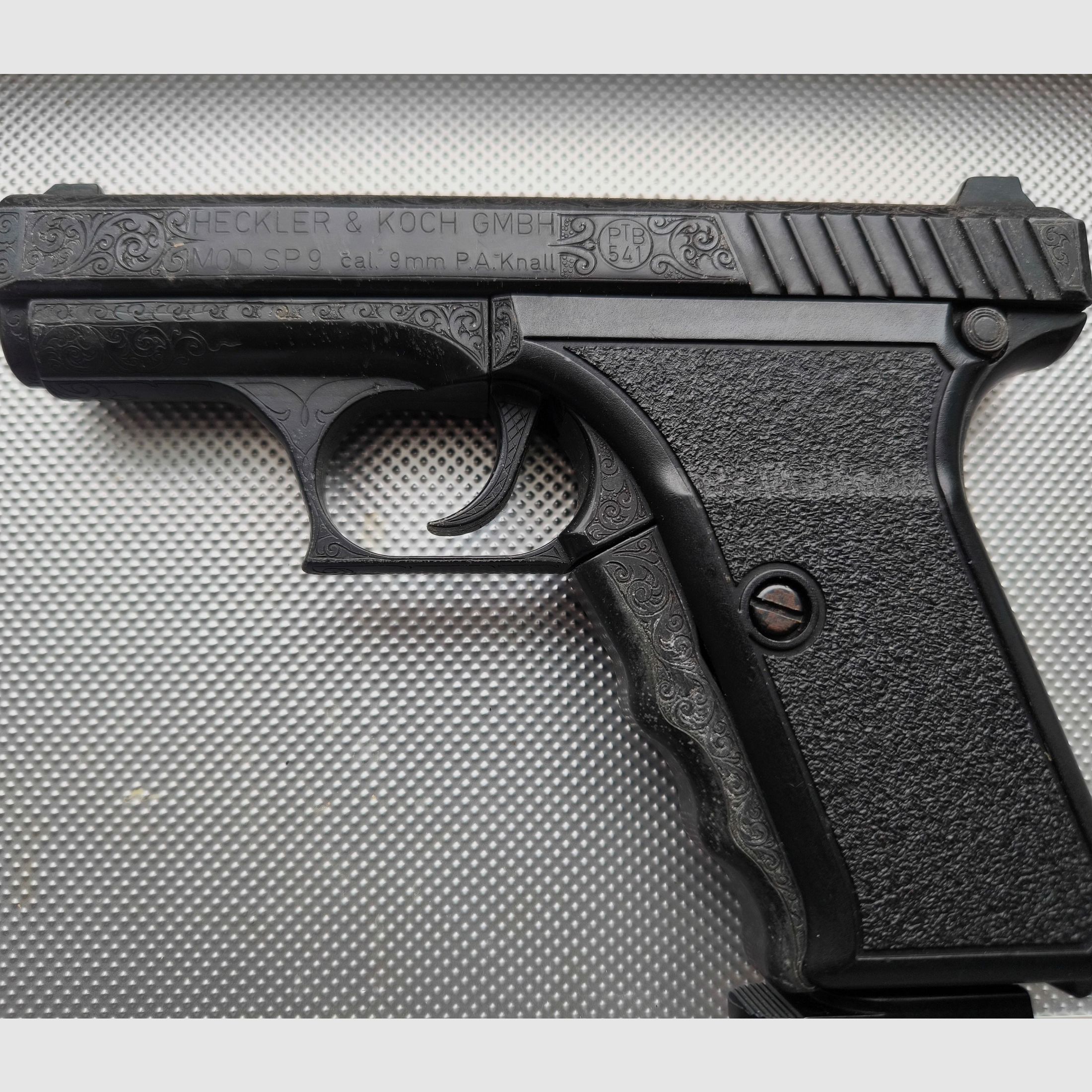 ⚠️ Attention collectors - display piece - absolute rarity - Heckler & Koch SP9 with factory engraving, a true rarity from the 1990s - visually & functionally in impeccable top condition!! Absolutely as new & only fired once for testing!! PTB - 541