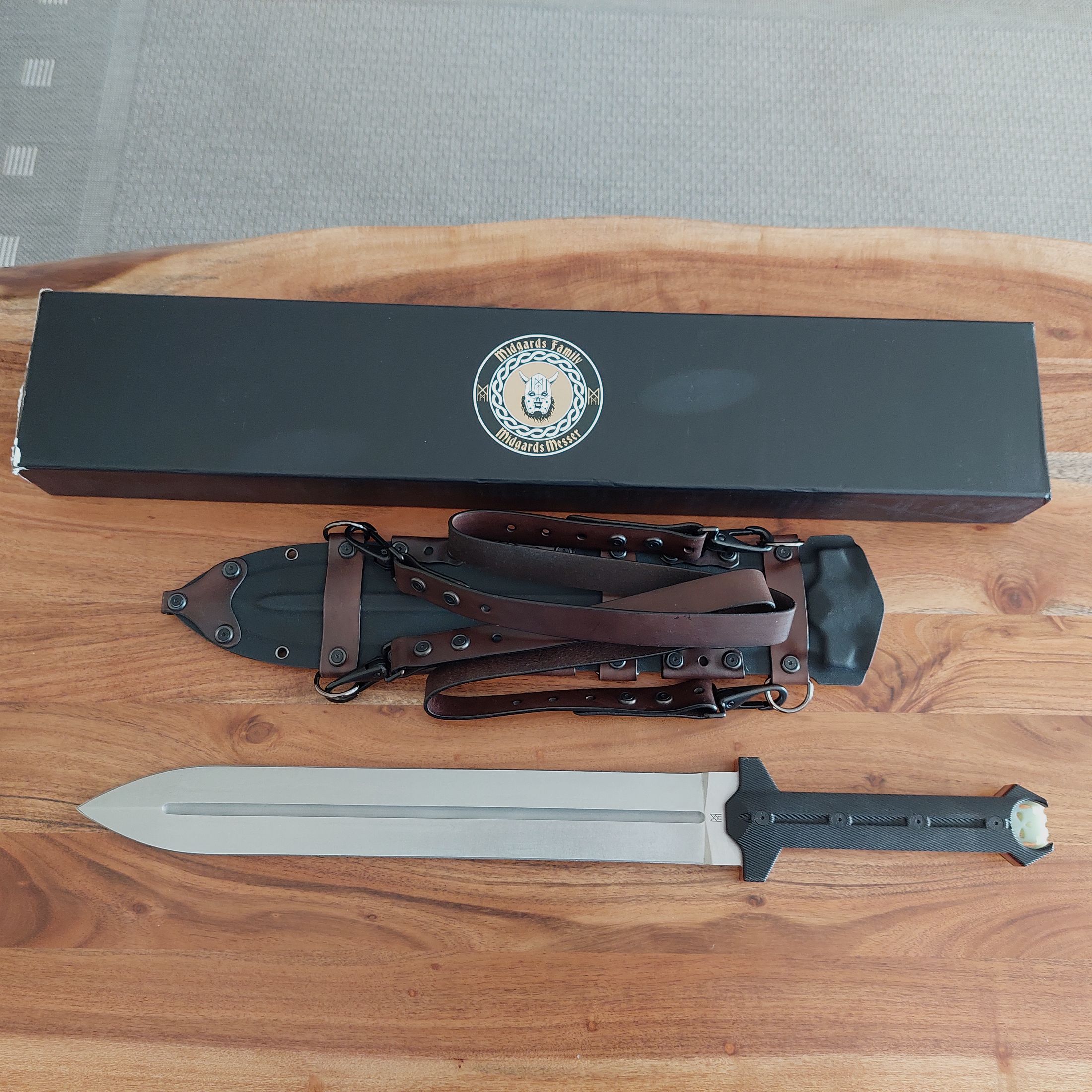 Midgard's knife collection new and unused. Please read the description!!!!! A total of 2 swords and 9 knives. Pictures of all knives can be sent. Many limited and no longer available. The price is negotiable. All knives and swords can be legally owned.