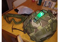Tactisch Airsoft Helm-Set – Bundeswehr Flecktarn – Upgrade-voering – incl. bril (3 lenzen) & groene LED