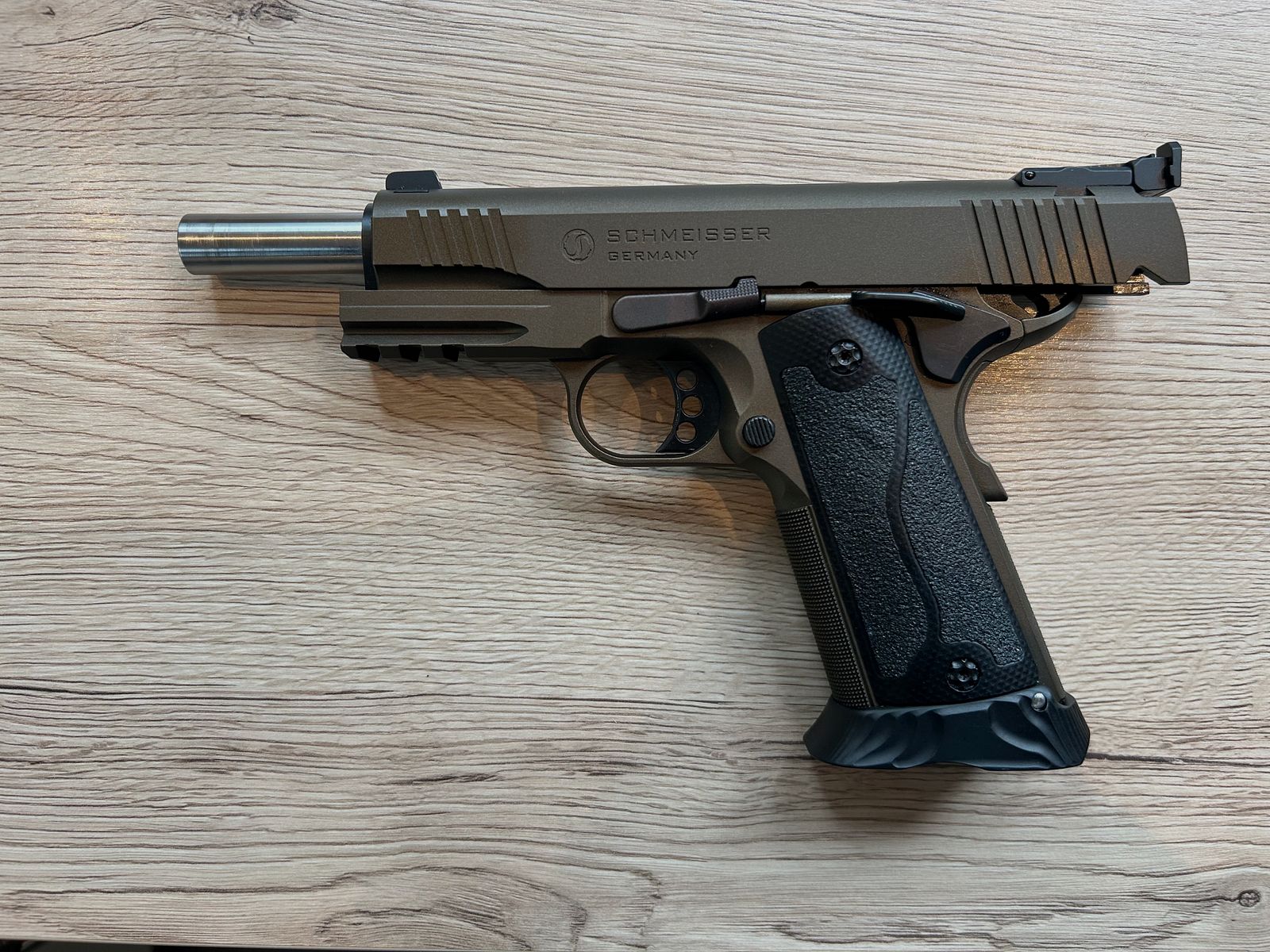 Schmeisser Hugo 5 pulgadas 45ACP con sistema intercambiable GSG 22LR como nuevo.