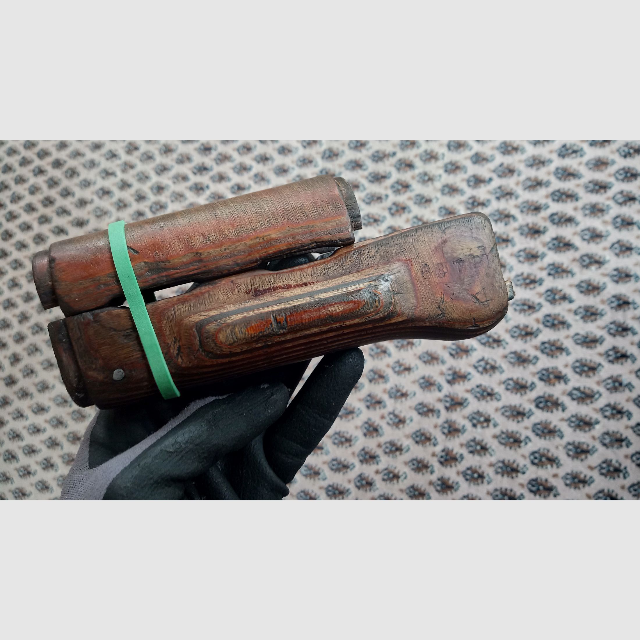 Ancien protège-main AK en contreplaqué ajusté dans un AK fraisée, idéal pour Yunker Co2 ou GSG Cybergun.