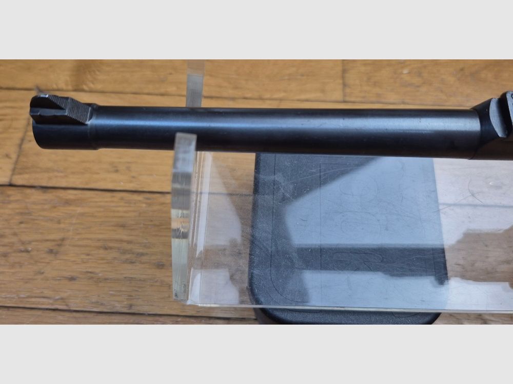 Sehr schöner Luger Artillerie P08 – Waffe von 1917 – Lauf 8 Zoll (20cm!) – Herstellung DWM – Vollständig monomatrikuliert (außer das Magazin, das ist aus der Zeit) – Kal. 9×19 – Seltene Visierung und Korn des zweiten Typs – Sehr schöne Griffschalen – Epochenbrünierung noch 80% – Wunderschöner Lauf – TBE+, Bild 21 von 32