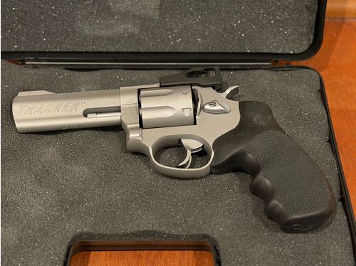 TAURUS TRACKER 627 4" m. Comp. new - not fired with accessories