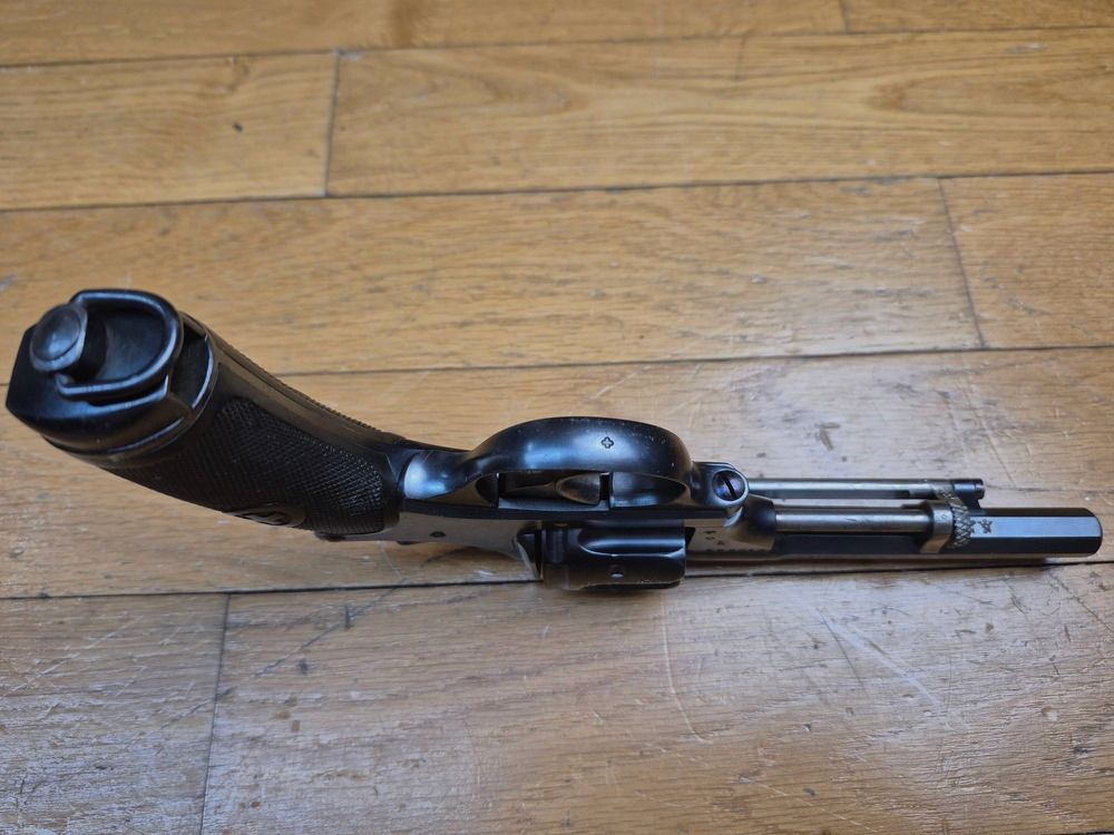 Sehr schöner Schweizer Revolver Modell 1882 (und nicht 1882-29!) – Kal. .7.5 Schweizer – Seltene „private“ Herstellung des Arsenal Bern – 5.903 Exemplare W+F Bern „P“ von nur 37.255 Waffen – Waffe 1. Klasse – quasi neu und Kategorie D! – TBE++, Bild 9 von 22