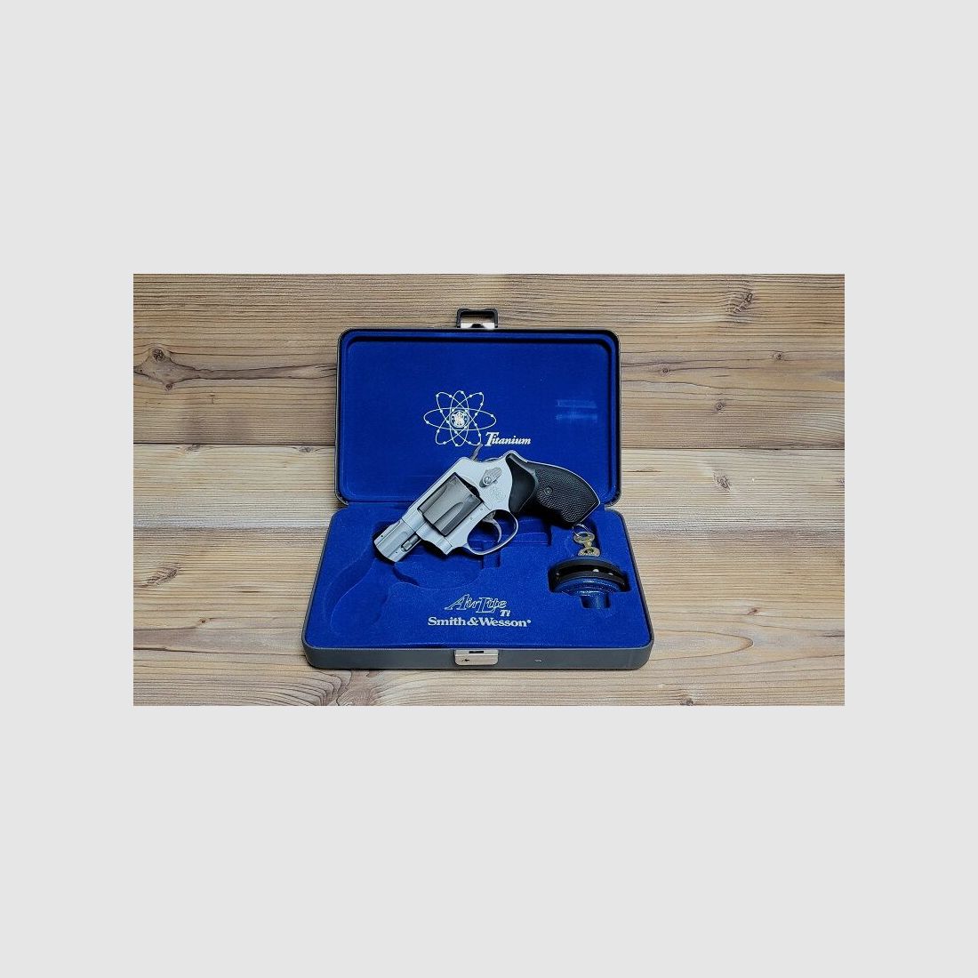 Smith & Wesson AirLite Ti 1.7/8" - S&W Air-Lite Titan