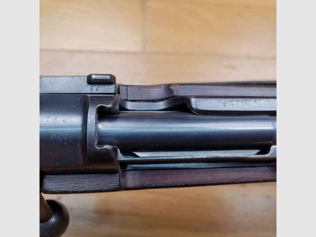 Wspaniała karabina K98 z wczesnego okresu III Rzeszy – rzadki kod S/243 – produkcja Mauser z 1938 roku – w pełni numerycznie zgodna – oryginalny pasek – doskonały stan mechaniczny – lufa w doskonałym stanie – Bardzo piękna, rzadko spotykana broń w doskonałym stanie, zdjęcie 13 z 36