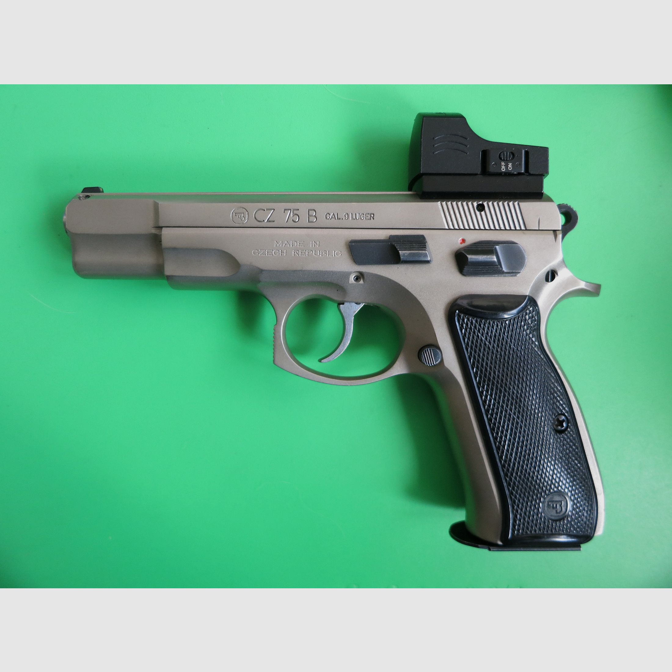 Brünner CZ75 B OMEGA en acier inoxydable ou ČZ 75 (Česká zbrojovka), pistolet semi-automatique, Cal. 9×19 + Burris Fastfire       #90