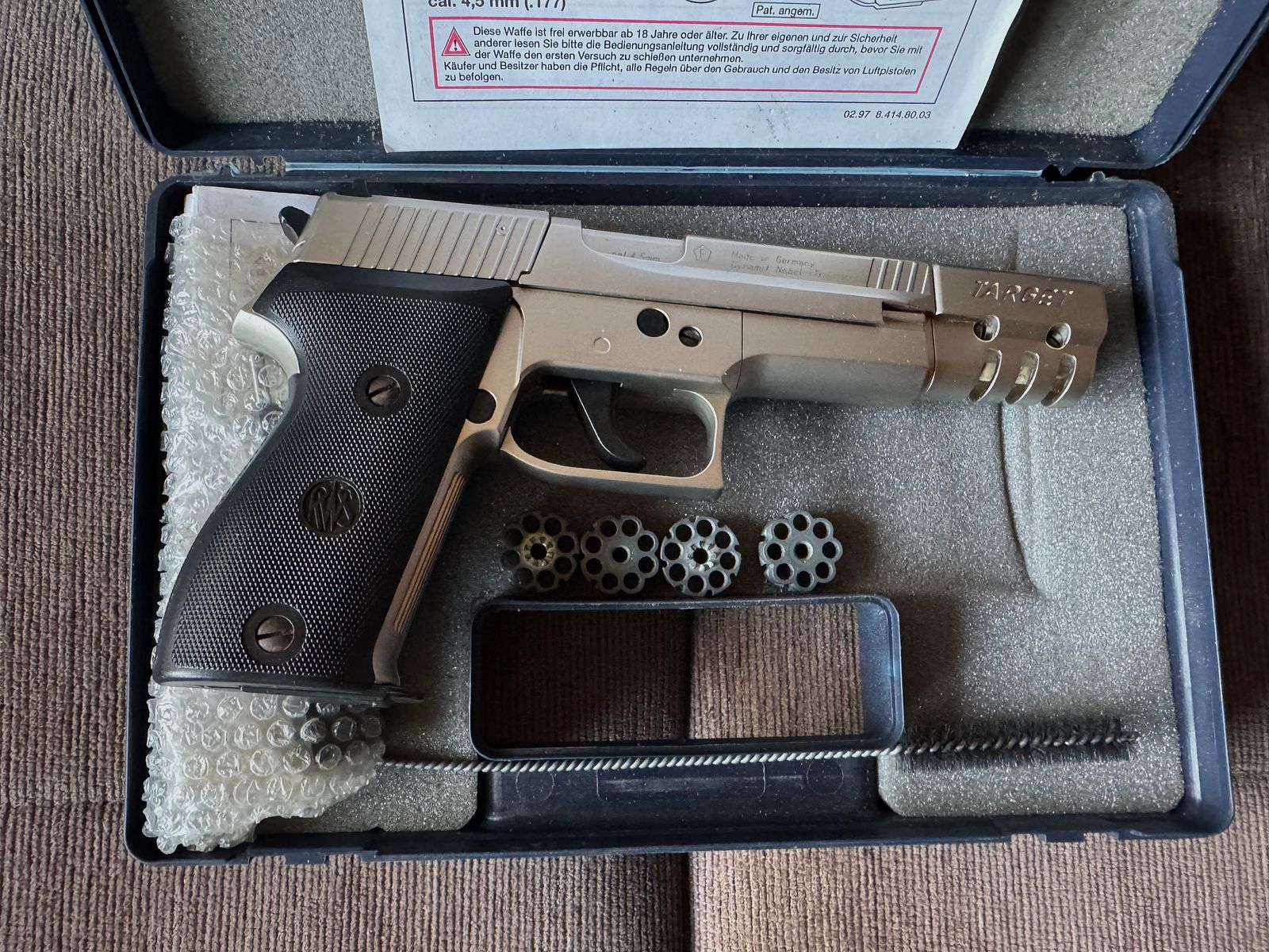 RWS Mod. C225 Target Co2 met 5 magazines (dichting moet nieuw!)